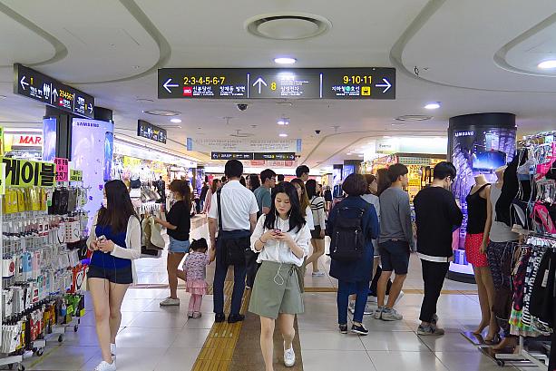 雨の日のショッピングの強い味方といえば、地下街のショッピングセンター！ソウルには安い服や雑貨を売る地下商店街がいくつかあります。こちらは江南（カンナム）駅に直結した「江南駅地下ショッピングセンター」。