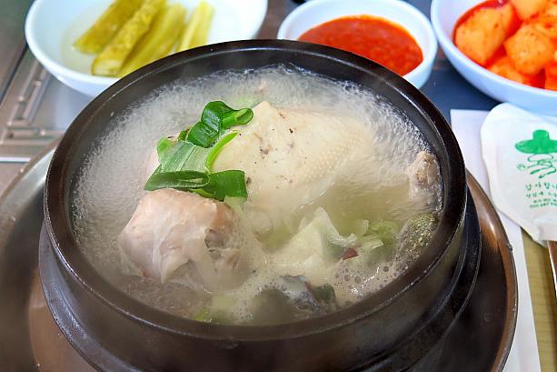 参鶏湯（サムゲタン）！今日（7/12）は夏を乗り切るためにスタミナのつくものを食べる「伏日（ポンナル）」。参鶏湯は伏日に食べる代表的な料理です。