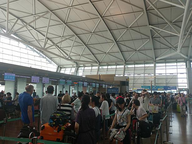でも大韓空港のチェックインカウンターは、すごい人！！日本への出国はかなり時間がかかるようです。