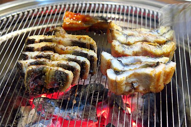 こんがり焼けました！韓国の焼きウナギ、仕上げになぜかこんなふうにキレイに並べることが多いのも特徴。