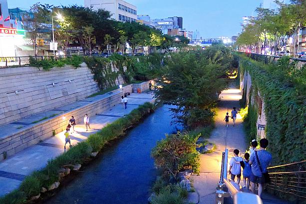 こちらはソウル市民の憩いのスポット、清渓川（チョンゲチョン）。昼はとっても暑いけれど、少し涼しくなる夜はたくさんの人が歩いています。