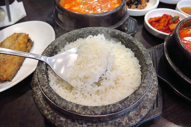 石釜の中身は炊きたてのご飯～！秋になるとお米が一層おいしく感じられませんか？！