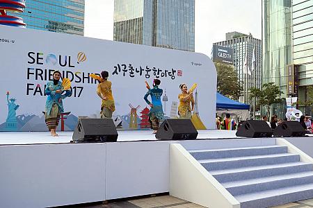 清渓広場のミニステージでは、民族踊りのステージが
