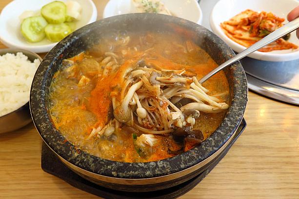 オルクンポソッユケジャン/キノコたっぷりの辛い牛肉スープ（7,000ウォン）＠ポソッチプ