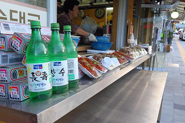韓国では山というとマッコリ！登山中に食べられるキンパ（海苔巻き）などと一緒にマッコリとマッコリに合いそうなおつまみも販売＾＾