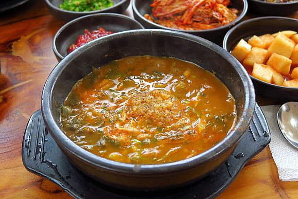 韓国で最も一般的なドジョウ汁である南原チュオタン。香ばしい味噌仕立てで、ドジョウは挽いてあって姿が見えないから食べやすい！