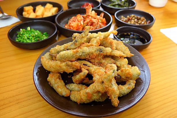 韓国でドジョウ料理というと、天ぷらも人気。まるごと揚げてられてて、頭からしっぽまでサクサクといただけます！