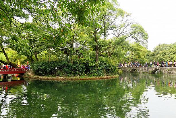 広寒楼のある広寒楼苑には池もいっぱいあり、水と伝統的な建物の美しい調和を見ることができます。