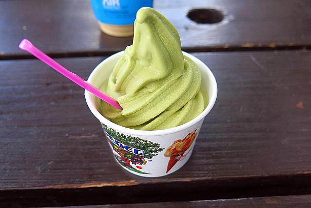 韓国ではソフトクリームもアイスクリーム。緑茶のほろ苦さと香りが濃厚で、ばっちり目が覚めそうです！