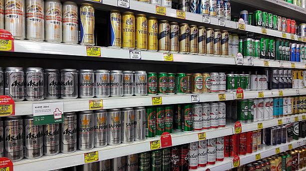 大型マートのビールコーナー、日本をはじめ輸入ビールも充実～。