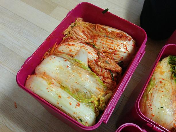 専用のケースに入れて数か月眠らせるとおいしいキムチの出来上がり～！ソウルではこの時期にキムジャンをしますよ！