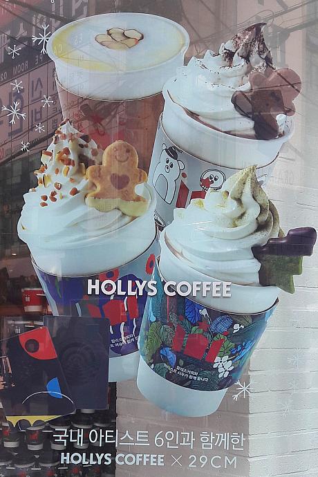 「HOLLYS COFFEE」はカップホルダーがアーティストとのコラボデザイン。