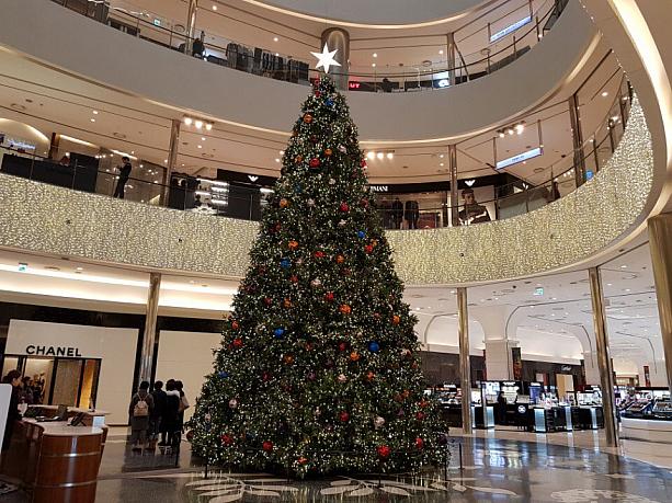 大きいクリスマスツリーが新世界デパートに～！
