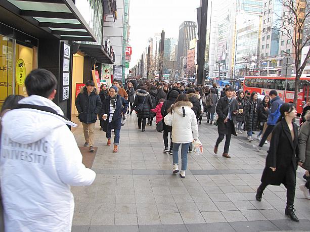 江南１１番出口前の歩道は、零下の極寒の日にも相変わらず人でごった返してます。