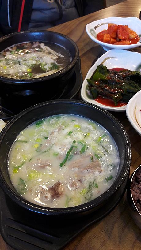 ソウルの街を歩いて冷えきった体には、熱々の土鍋入りスープが一番！