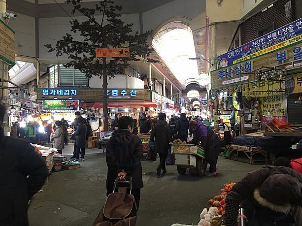 釜山の台所「釜田市場」は雨が降っても雪が降ってもアーケードなので観光できます！