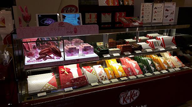1/19から日韓で発売開始したキットカットの新商品、ショコラトリーサブリムルビー!気になって、新世界デパ地下の｢キットカットショコラトリー｣へ。