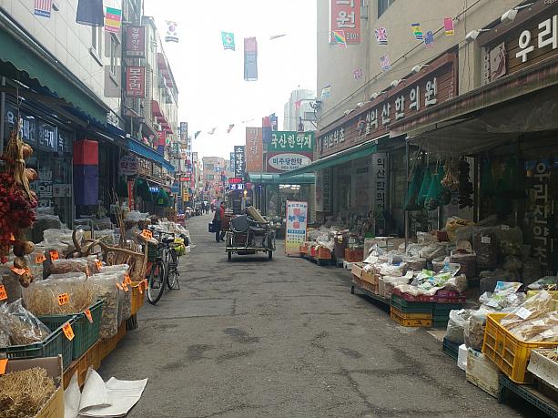 門をくぐっていくと、道沿いにずらりと韓方のお店が並びます！