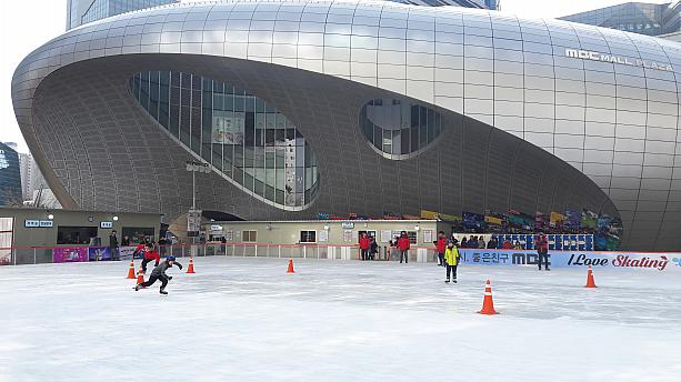 冬になると屋外スケート場や雪ぞり場があちこちにオープンするソウルですが、上岩MBC（文化放送）新社屋前の文化広場でも2014年から冬限定スケート場運営中～＾＾