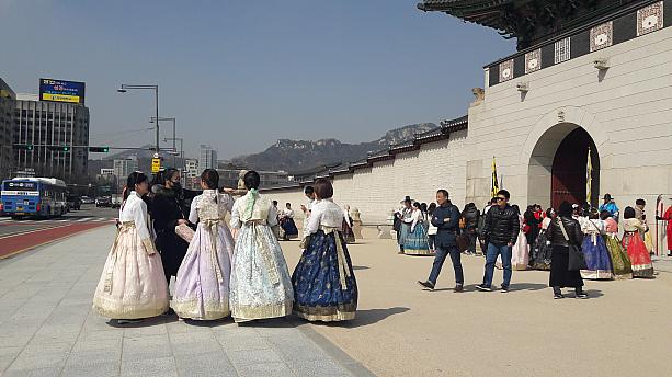 週末のソウル中心部、古宮や北村に行くと韓服を着て散歩を楽しむ観光客がたくさん！