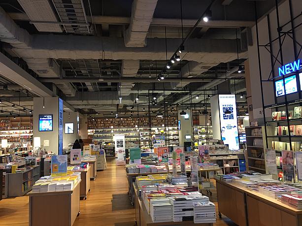 こちらは大型書店。中にはカフェや読書スペースも！