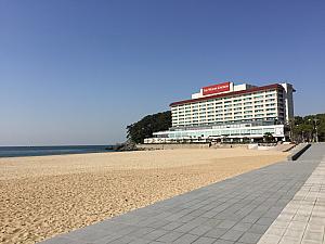 ビーチから見たウェスティン朝鮮ホテル。