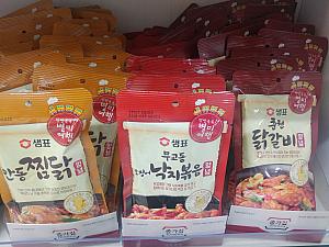 薬味を買って帰ると日本でも本場韓国の味が楽しめる！コチラやナッチポックンやタッカルビなど本格的な料理の味が再現できるもの。

