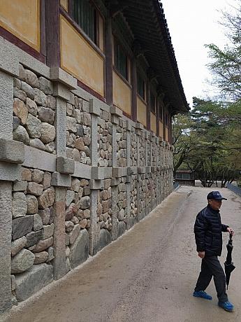 『仏国寺』坂道に沿って作った壁