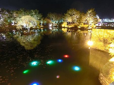 『東宮と月池(雁鴨池)』ライトアップの光が反射された雁鴨池