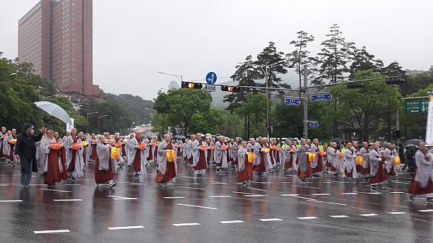 とうとう燃灯行列のために、僧侶・信徒の方々が東国大からスタート地点の東大門へ移動開始！