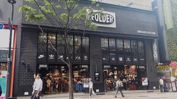 韓国のシューズセレクトショップ「FOLDER」は明洞に2店舗運営中～。明洞はコスメに続きスポーツブランドもバチバチッ! 