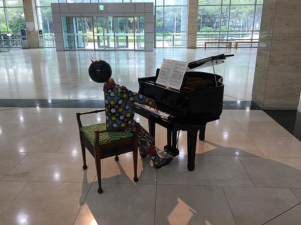こちらは美術館のロビー。ピアノを弾く子供のオブジェ。