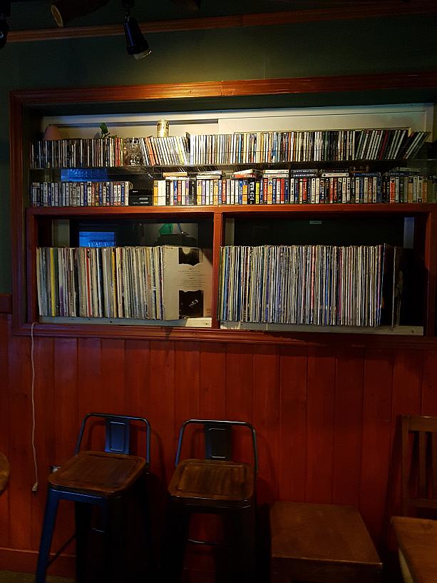 ここは音楽に携わっていた人が始めた店でCDやらカセットテープやら昔懐かしい楽曲のものがたくさん飾られてて・・・