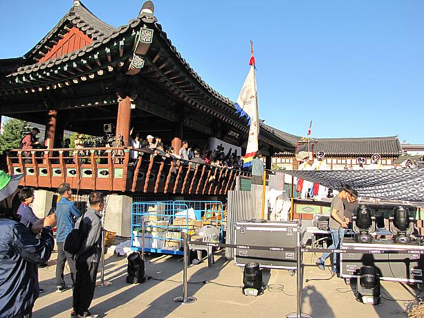 韓国の伝統的なものに触れられるし、雰囲気も味わえて、外国からの観光客はもちろん、韓国の家族連れも多く見られました～＾＾こんな日にこういう場所で楽しむのはいかがでしょうか～？＾＾