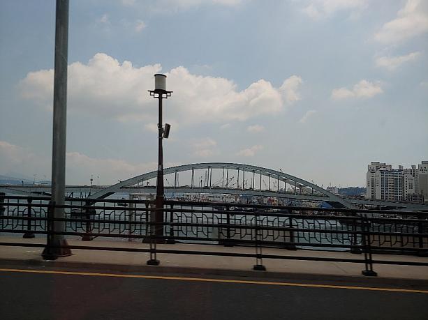 橋から海を見ると、釜山らしい港町の風景～！