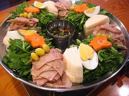 ソウルで食べられる北朝鮮料理！ 平壌冷麺 咸興冷麺 マンドゥ スンデ オボッチェンバン チョッパル 北朝鮮の料理プッカンの料理