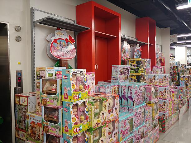 おもちゃ売り場はプレンゼントコーナーがいつもより拡大されています。