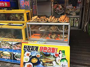 おいしそうな揚げ物のにおい！韓国のお餅はカラフルできれいですよ～