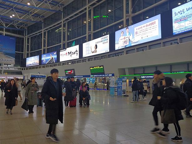 旧正月の本番もいよいよ明日！！ソウル駅は故郷に帰る人がいっぱいです。