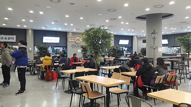 ソウルのお土産ショッピングの聖地とも言われるロッテマート！ソウル駅店は特に人気ですよネ！この２階にあったフードコートがなくなってちょっと不便だった方もいらっしゃるのでは？！