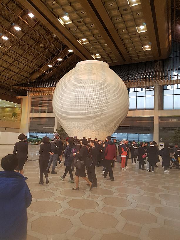金浦空港の出国イミグレーションに向かう入口の前には大きな韓国の伝統的な壺の模型があって、とっても独特～♪