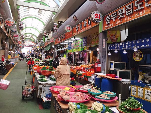 釜山の市場は最近、雨が降ってもお買い物しやすいようにアーケード式が増えてきています！