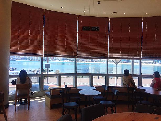 ビーチ沿いのカフェは大きな窓ガラスで景色を楽しめるところが多いですよ～！
