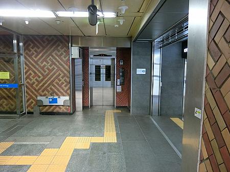 ソウル駅12番 入口のEV