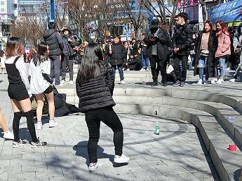 EXOの〈LOVE SHOT〉を踊る女子学生