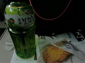 KTX車内<br>軽い夕食はお茶とコロッケ