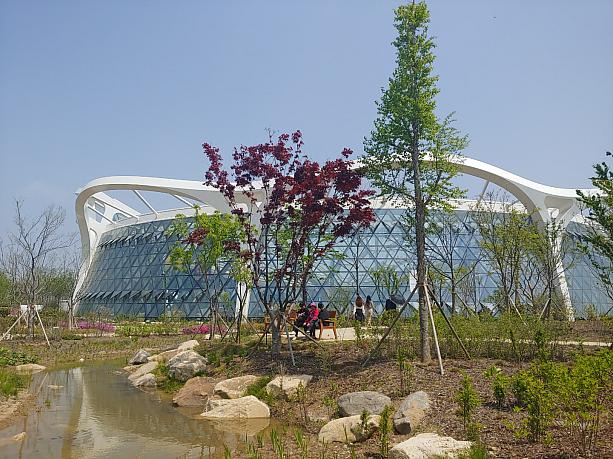 大きな公園の中に、温室の大きなドーム型の植物園があります！