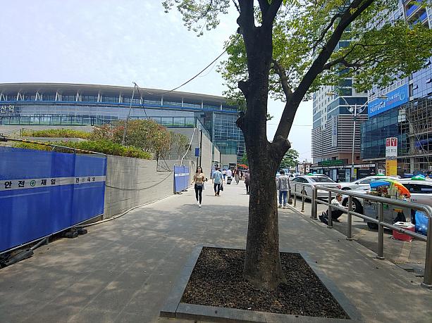 地下鉄駅から釜山駅までは、まだまっすぐ歩けず、両サイドの道からアクセス。