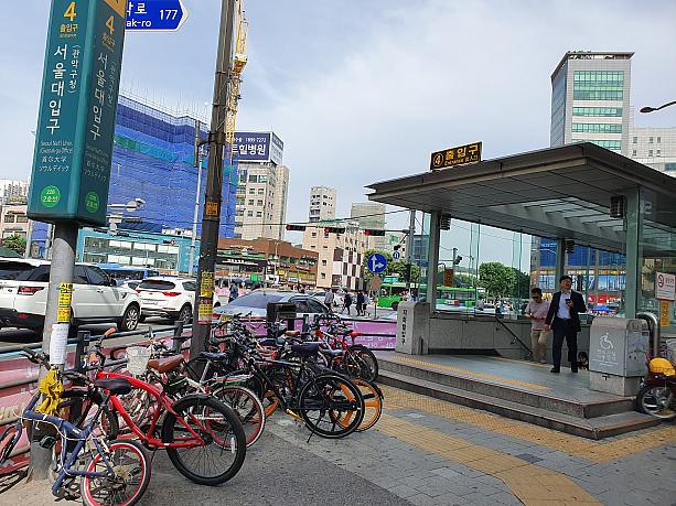 昼下がりのソウル大入口駅前～。放置自転車もちらほら～