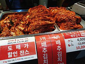 庶民的なローカル市場なので釜山産の海藻？キムチやおかず類も販売～。